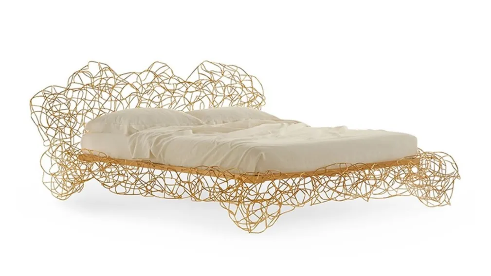 Letto di design composto da un intreccio irregolare di filo d’acciaio e oro Corallo Bed di Edra