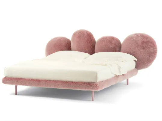 Letto di design rivestito da pelliccia ecologica con testiera imbottita composta da quattro cuscini morbidi Cipria bed di Edra