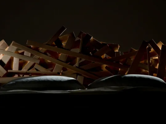 Letto realizzato manualmente con listelli di legno a varie dimensioni Favela Bed di Edra