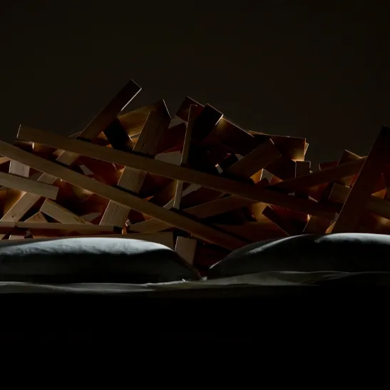 Letto di design realizzato manualmente con listelli di legno di varie dimensioni Favela Bed di Edra