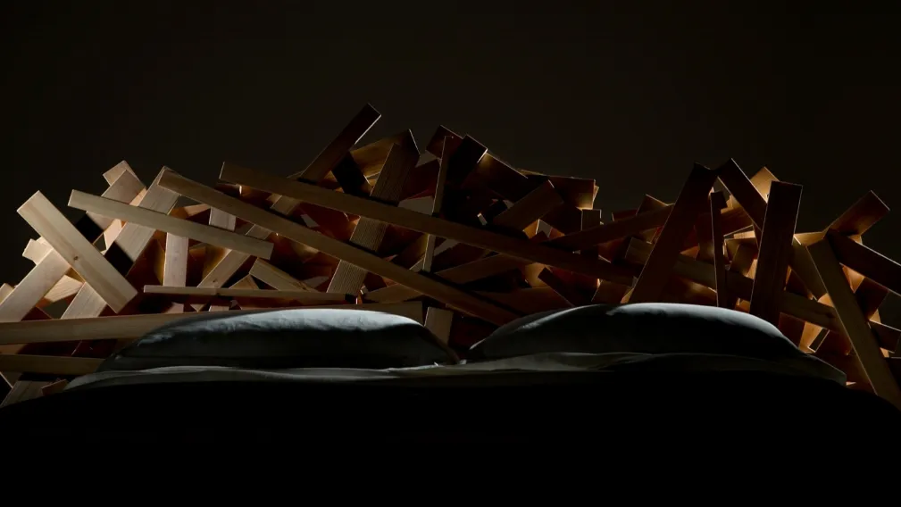 Letto di design realizzato manualmente con listelli di legno di varie dimensioni Favela Bed di Edra