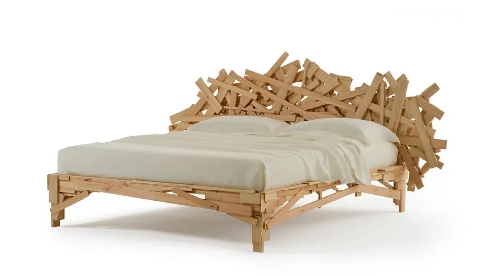 Letto di design con testiera realizzato con listelli di legno di varie dimensioni Favela Bed di Edra