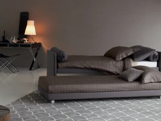 Duetto con secondo letto estraibile e struttura rivestita completamente sfoderabile con piano di riposo a doghe fisse con possibilità di pistoni per sollevamento a matrimoniale del secondo letto di Flou