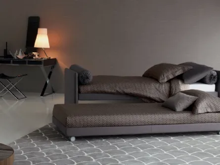 Duetto con secondo letto estraibile e struttura rivestita completamente sfoderabile con piano di riposo a doghe fisse con possibilità di pistoni per sollevamento a matrimoniale del secondo letto di Flou