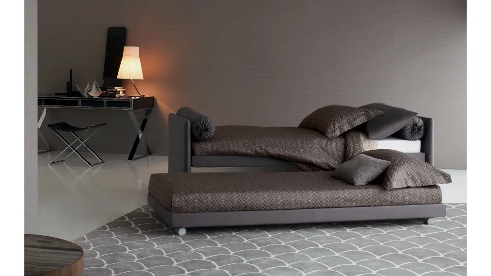 Duetto con secondo letto estraibile e struttura rivestita completamente sfoderabile con piano di riposo a doghe fisse con possibilità di pistoni per sollevamento a matrimoniale del secondo letto di Flou