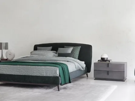 Letto in tessuto con piedini in metallo dal segno unico e originale Olivier di Flou