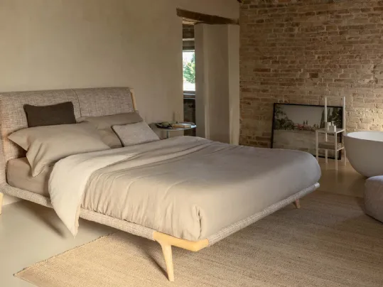 Letto in tessuto con struttura in massello di frassino curvato Gaudì di Flou