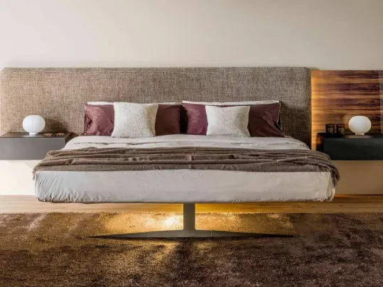 Letto con testiera in tessuto e vetro finitura ebano con gambe in acciaio Steel Free di Lago