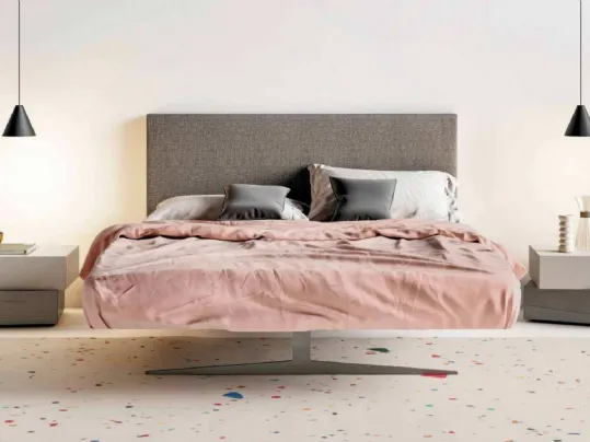 Letto con testiera alta in tessuto con base in acciaio Steel di Lago