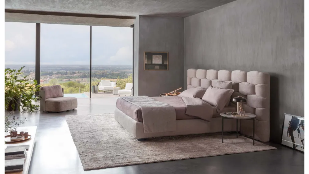 Letto in tessuto con testiera larga intrecciata completamente sfoderabile Majal di Flou