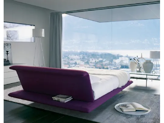 Letto matrimoniale di design in tessuto di colore viola con testiera Siena di B&B Italia