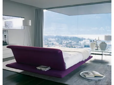 Letto matrimoniale di design in tessuto di colore viola con testiera Siena di B&B Italia