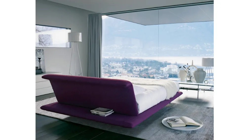 Letto matrimoniale di design in tessuto di colore viola con testiera Siena di B&B Italia