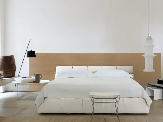 Letto matrimoniale con testiera Tufty Bed di B&B Italia