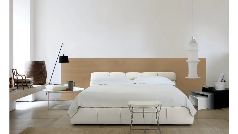 Letto matrimoniale con testiera Tufty Bed di B&B Italia