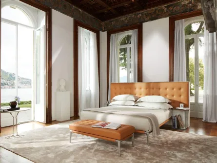 Letto in pelle con testiera in lavorazione capitonné Volage di Cassina