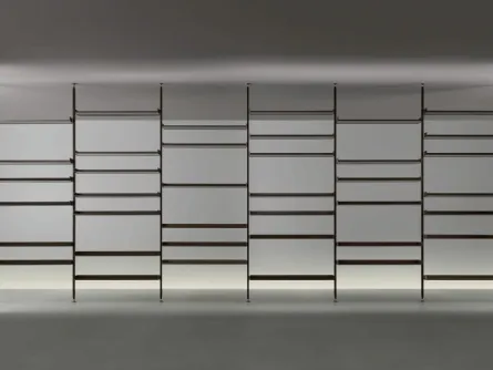 Libreria divisoria Zenit in metallo finitura Brown con mensole in vetro di Rimadesio