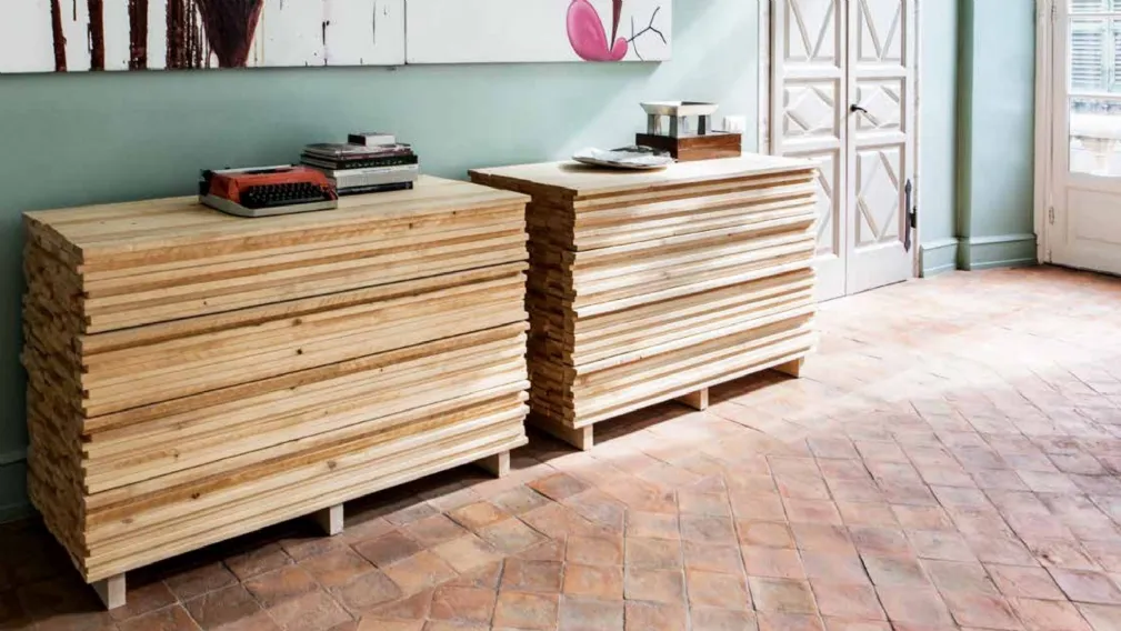 Madia di design effetto catasta di legna in abete massello Ordinaryday di Mogg