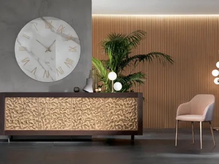 Madia Picasso P12 Mito in legno di Rovere con ante rivestite in acciaio martellato finitura foglia rame di Riflessi