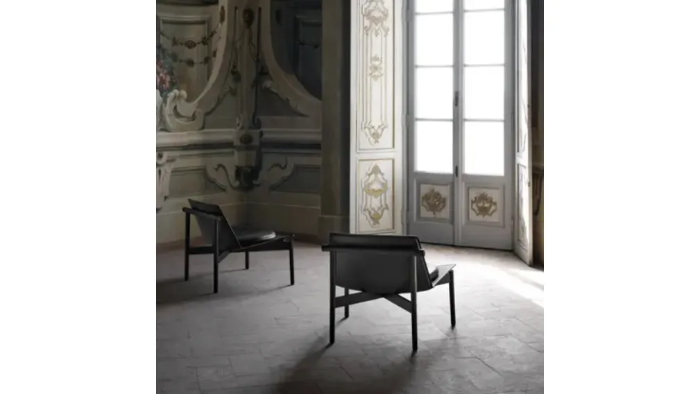 Poltroncina in cuoio e legno massello Eryt di B&B Italia