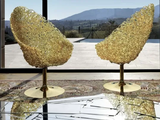 Poltroncina girevole di design con schienale alto Margherita realizzata in policarbonato di Edra