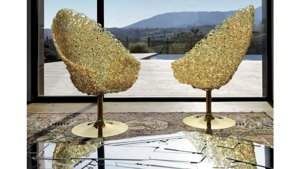 Poltroncina girevole di design con schienale alto Margherita realizzata in policarbonato di Edra