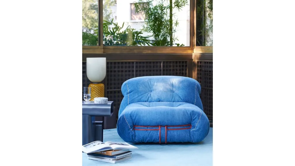 Poltrona di design in tessuto imbottito Soriana denim di Cassina