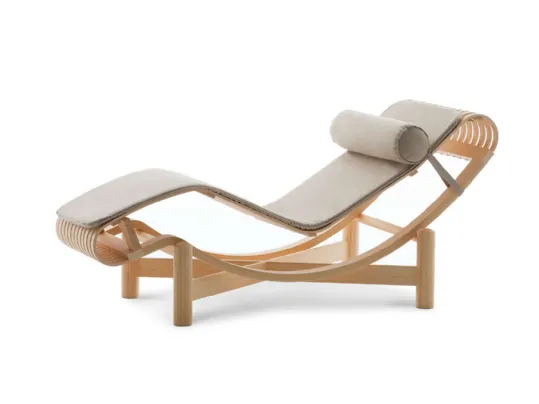 Poltrona Tokyo Chaise Longue in legno con rivestimento in tessuto di Cassina