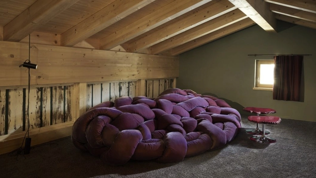 Divano di design Boa composto da 120 metri di tubolare riempito di poliuretano elastico e traspirante con un tocco di piuma, e rivestito in velluto di Edra