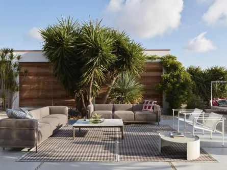 Divano per esterno lineare LC3 Fauteuil Grand Confort outdoor in tessuto imbottito con struttura in metallo di Cassina