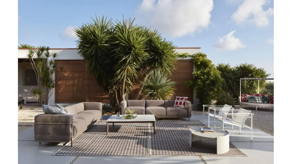 Divano per esterno lineare LC3 Fauteuil Grand Confort outdoor in tessuto imbottito con struttura in metallo di Cassina