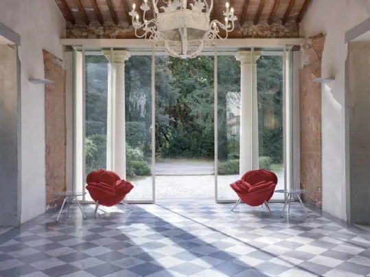 Poltrona con petali in velluto rosso realizzati uno per uno Rose Chair di Edra