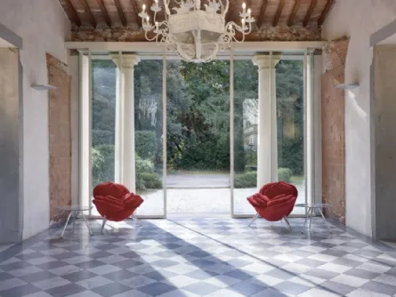 Poltrona con petali in velluto rosso realizzati uno per uno Rose Chair di Edra