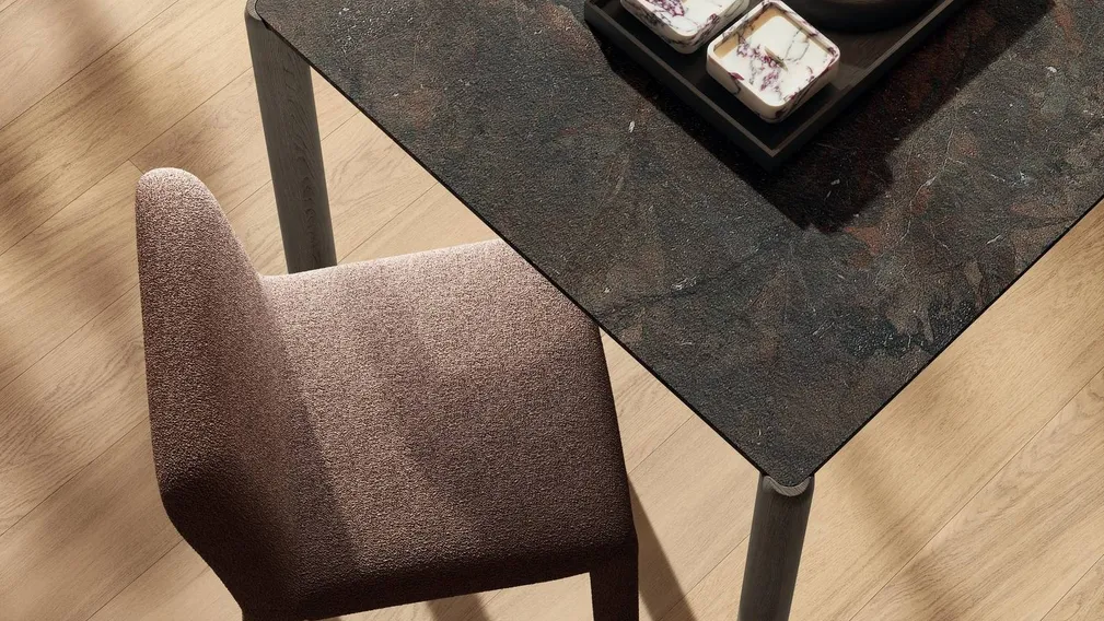 Sedia rivestita in tessuto Aqualta 2795 di Lago