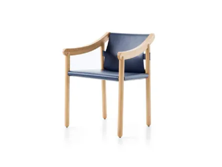 Sedia di design 905 in cuoio con struttura in legno con gambe cilindriche e braccioli ad arco di Cassina