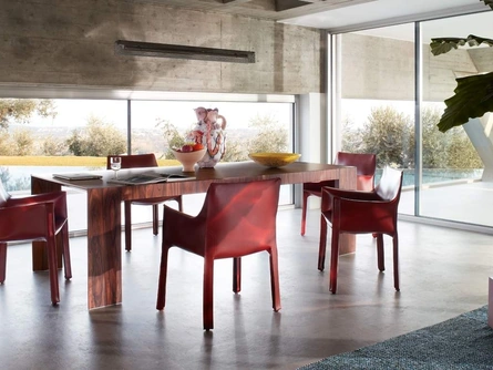 Sedia in cuoio Cab 413 di Cassina