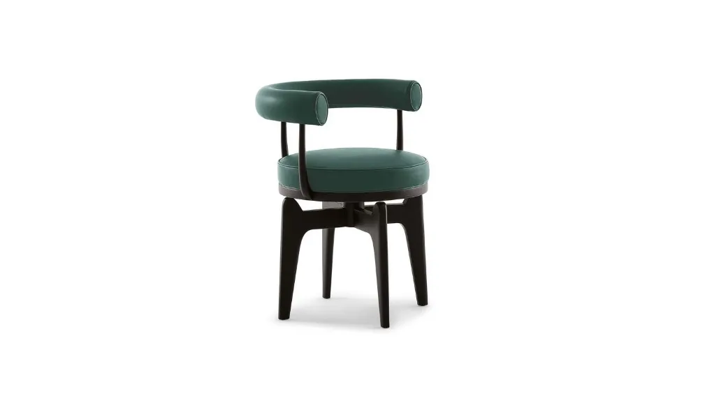 Sedia girevole Indochine in pelle imbottita con struttura in legno massello di Cassina