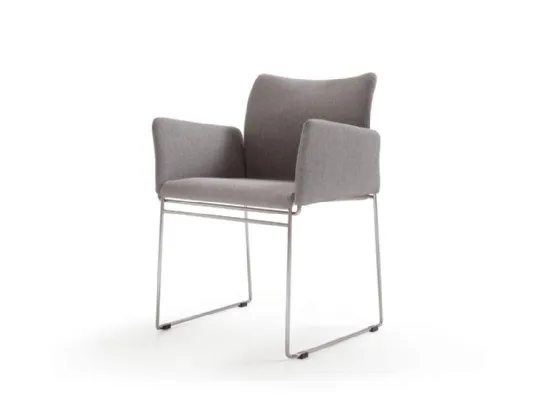 Sedia di design con braccioli Ljin in tessuto con struttura in metallo di Cassina