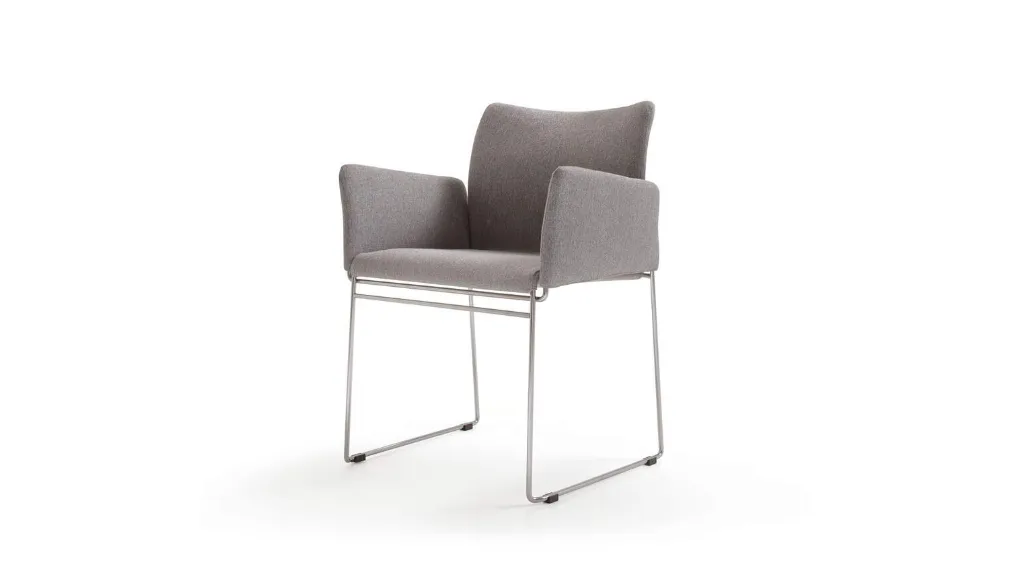 Sedia di design con braccioli Ljin in tessuto con struttura in metallo di Cassina