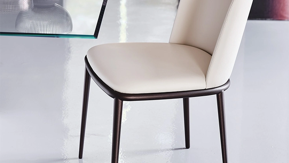 Sedia in pelle senza braccioli con struttura in metallo Magda ML di Cattelan Italia