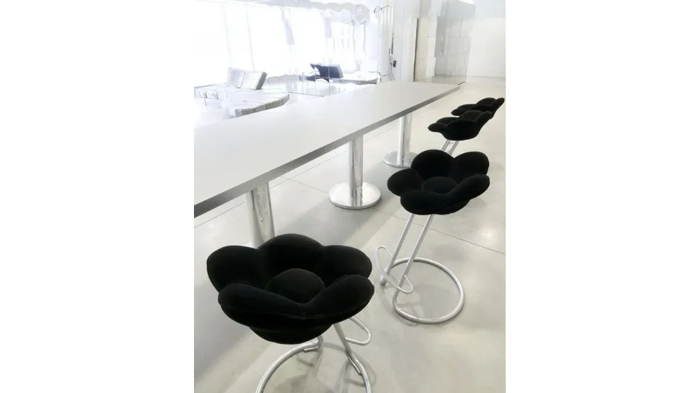 Sgabello di design con seduta accogliente, imbottita e rivestita di velluto a forma di fiore Soshun di Edra