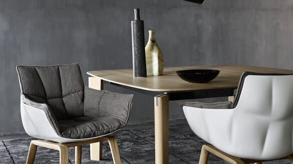 Sedia Husk in cuoio, tessuto e legno di B&B Italia