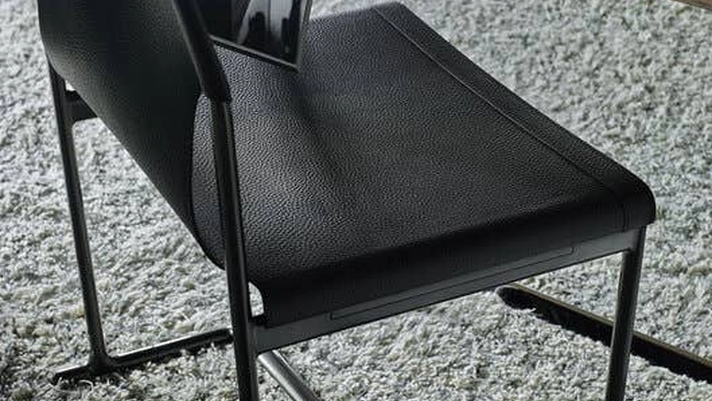Sedia pieghevole in cuoio con struttura in alluminio Mirto di B&B Italia