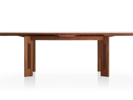 Tavolo allungabile Berlino Table con struttura in legno massello di ciliegio di Cassina