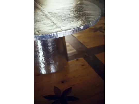 Tavolo con sottopiano in legno e struttura in ottone martellato Cairo di Baxter