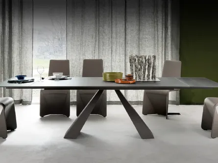 Tavolo allungabile con base in acciaio e piano in vetro verniciato graphite Eliot Drive di Cattelan Italia