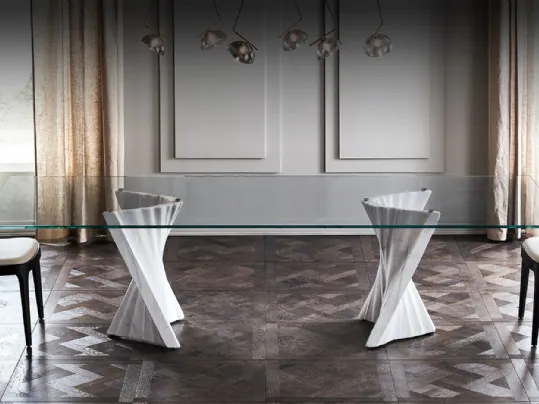 Tavolo in cristallo con base in marmo Plisset di Cattelan Italia