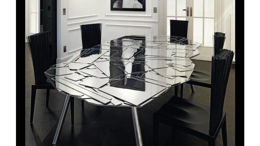Tavolo di design con top irregolare Brasilia composto da un mosaico di schegge in metacrilato specchiante con gambe in metallo di Edra