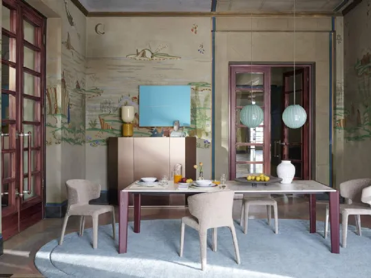 Tavolo allungabile con top in marmo e base in legno massello tinto amaranto Longplane di Cassina