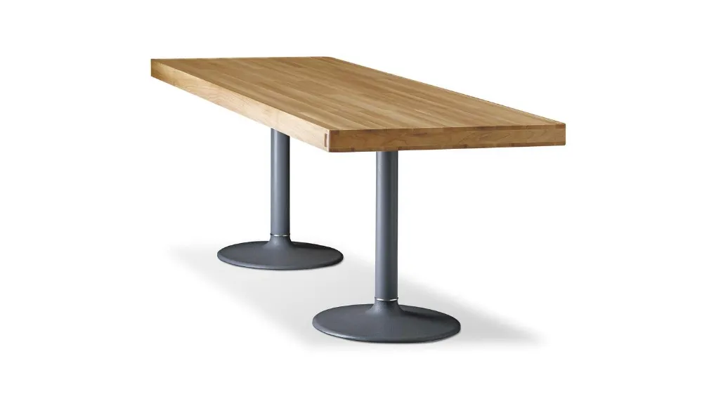 Tavolo Table Pieds Corolle con piano in legno di noce naturale e base in ghisa di Cassina